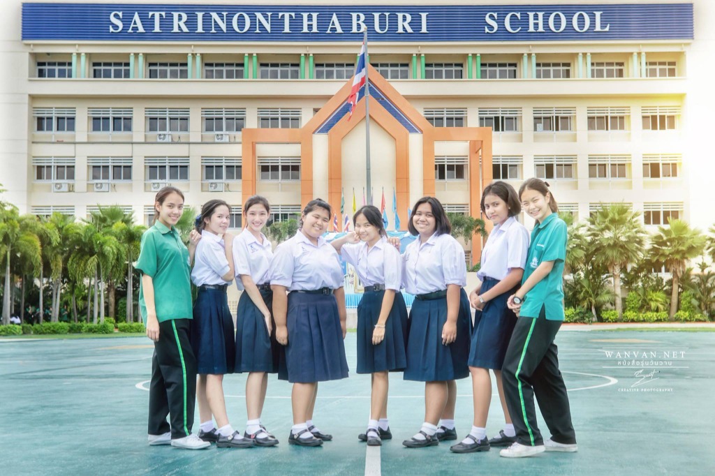 ถ่ายภาพหมู่หน้าตึกเรียนโรงเรียนสตรีนนทบุรี