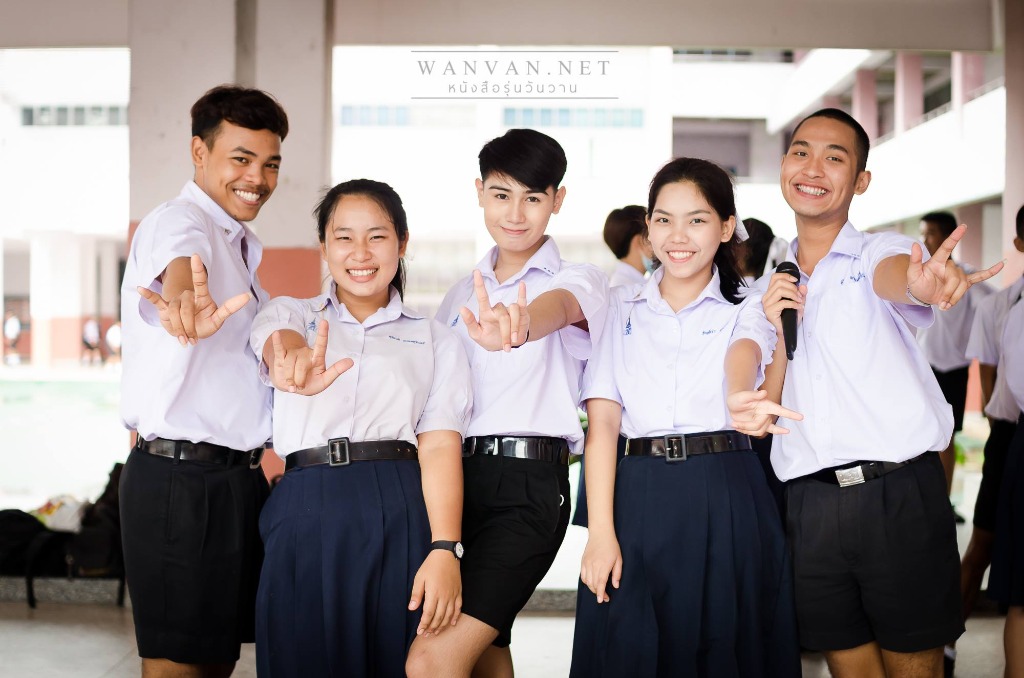 ภาพแคนดิดส่งมอบความรักด้วยภาษามือ